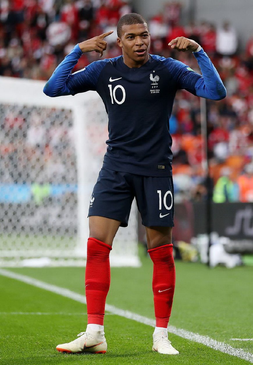 反对者抨击拉波尔塔：诺坎普还没完工，你们到底在庆祝什么？（质疑声指向拉波尔塔：诺坎普未竣工，庆祝的理由何在？）