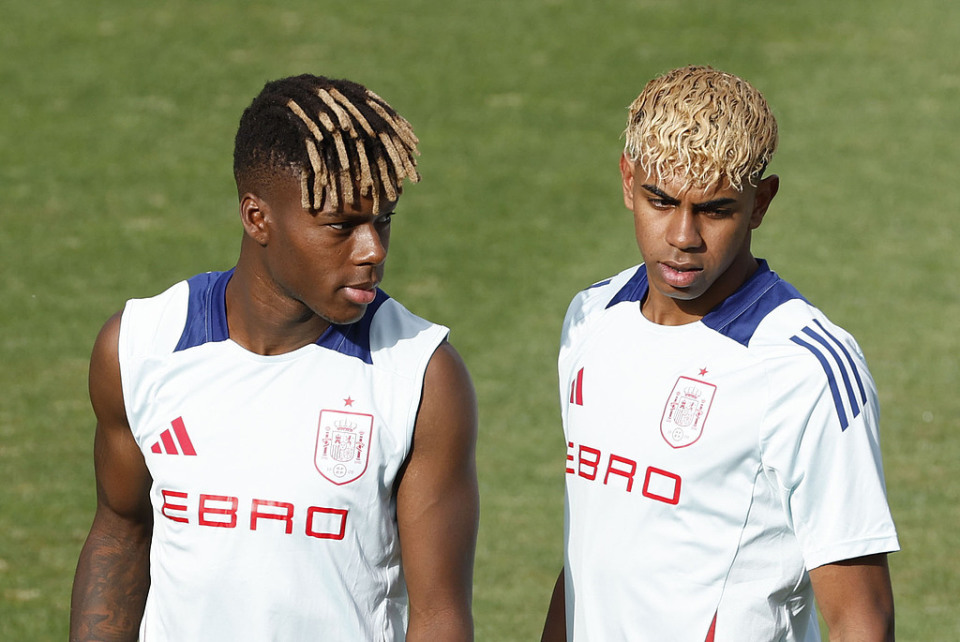 欧冠疯狂夜！3大豪门全逆转，17岁新星封神，后卫90秒双响炸场？（欧冠沸腾之夜：三大豪门齐逆转，17岁妖星封神，后卫90秒梅开二度引爆全场）