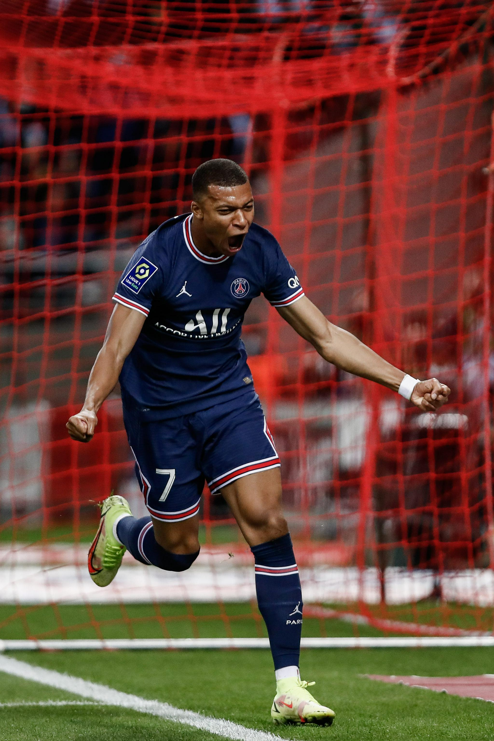 篮球运动中的护球秘诀（篮球护球技巧指南）