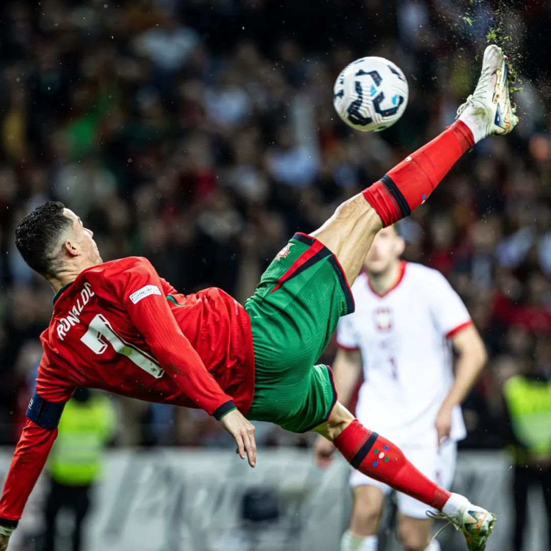 马格德堡球员庆祝进球，不幸跌入2.7米深的沟中但安全逃出（马格德堡球员进球庆祝时失足坠入2.7米深沟，已平安脱困）