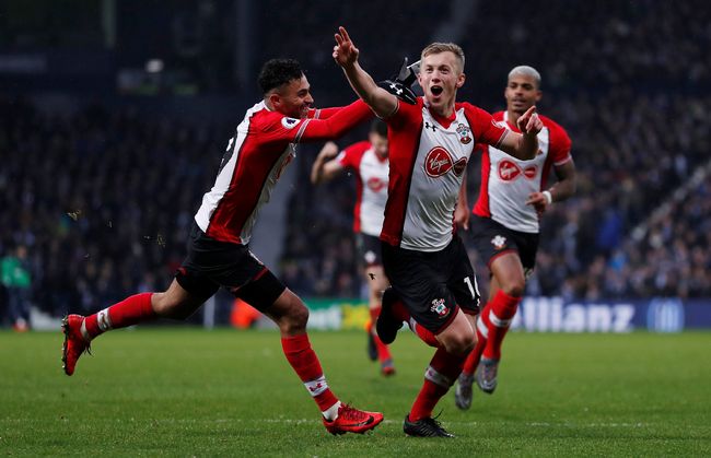 表达崇高敬意，重庆铜梁龙向李章洙赠送冲超纪念球衣（重庆铜梁龙向李章洙赠予冲超纪念球衣，致以崇高敬意）