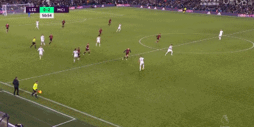 吕文君庆祝夺冠：是海港的三连冠，更是上海的三连冠（吕文君赛后庆祝：海港完成三连冠，亦是上海的三连冠）