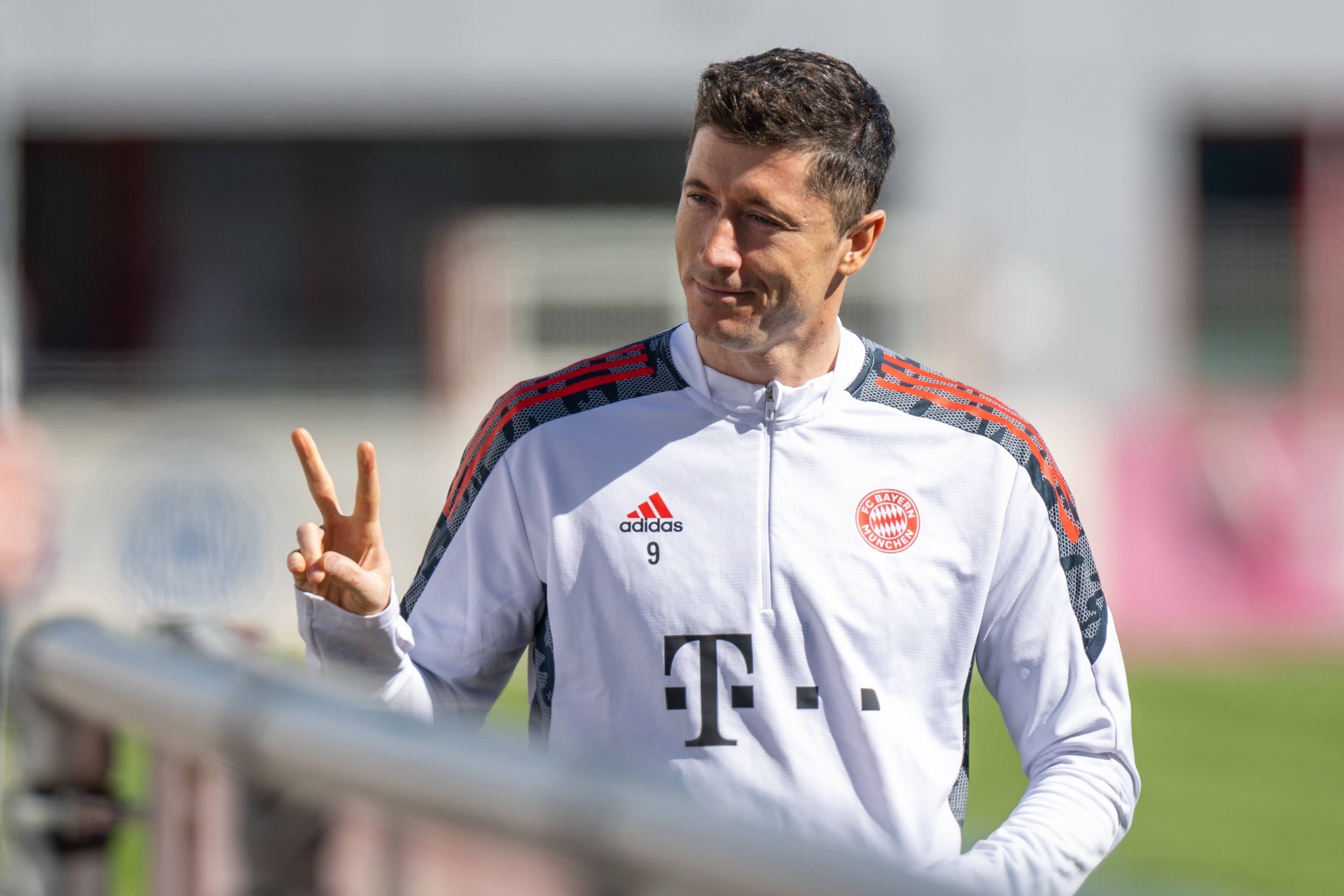 吴少聪纪念足协杯夺冠：很开心来国安第一年就能为冠军做贡献（吴少聪庆祝足协杯捧杯：加盟国安首年就能为冠军出力很开心）