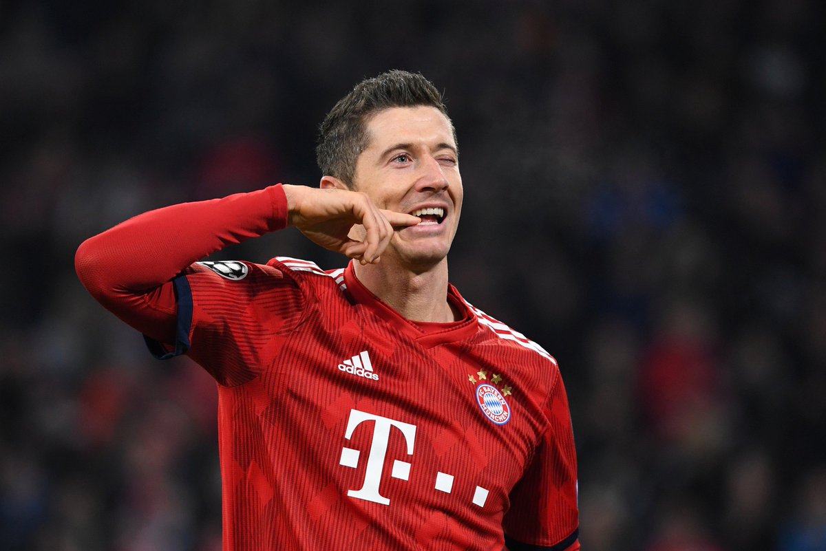 红牌出现 比赛形势急转直下（红牌一出，战局瞬间失衡）