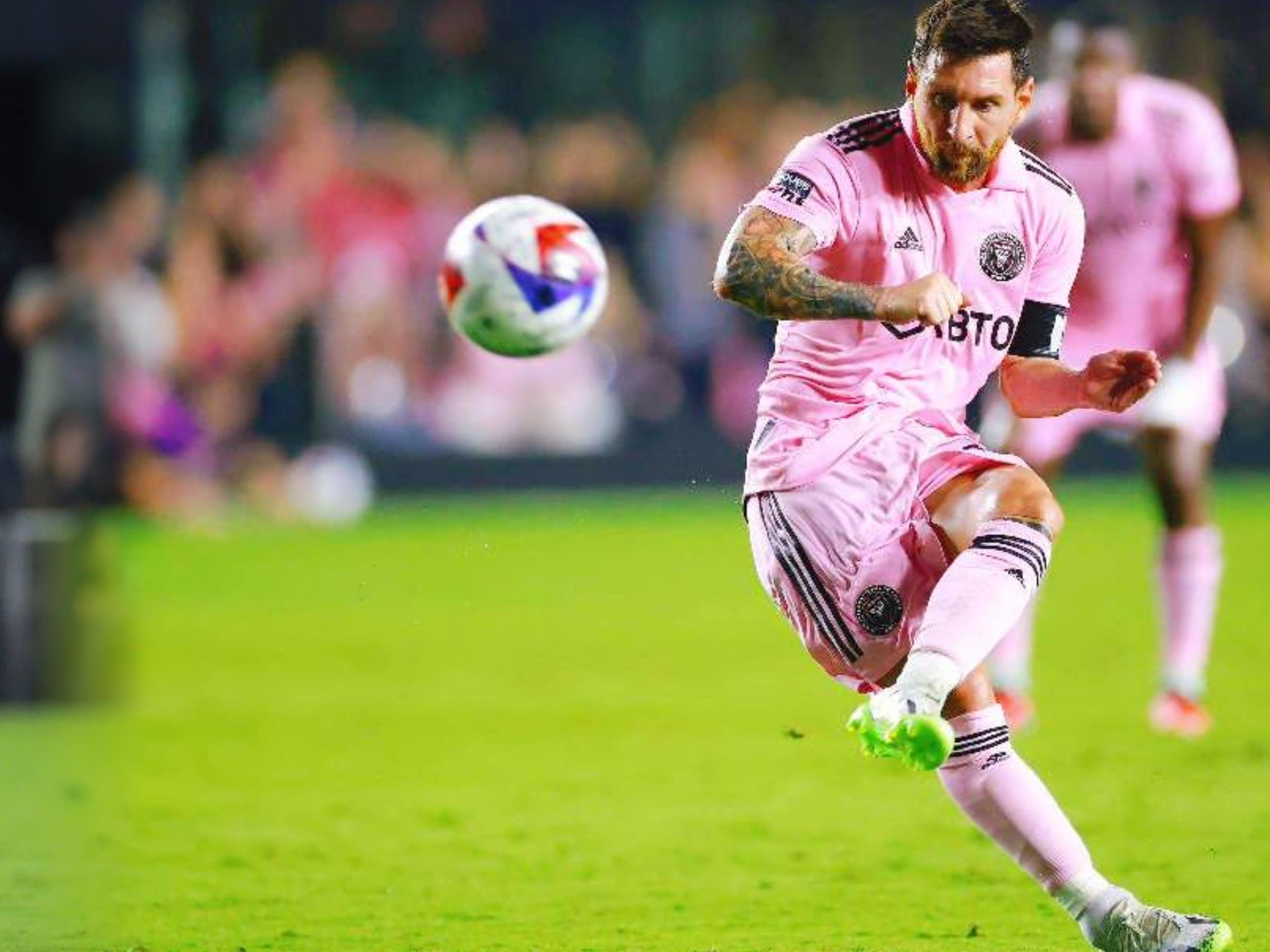 邮报：至少12家俱乐部想租梅努，但球员仍优先考虑那不勒斯（邮报：超12家球队欲租借梅努，他仍将那不勒斯列为首选）