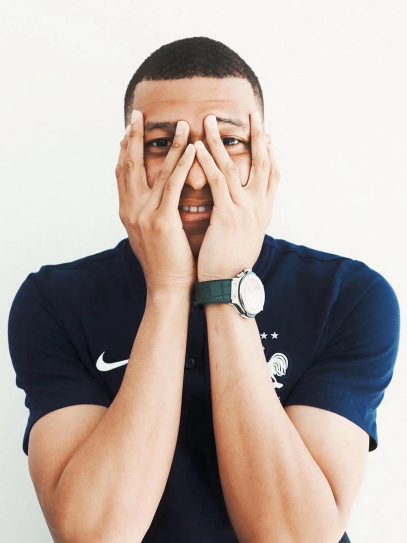 特维斯率塔列雷斯对阵博卡，赛后收到博卡赠送的纪念球衣（特维斯率领塔列雷斯迎战博卡，赛后获赠博卡纪念球衣）